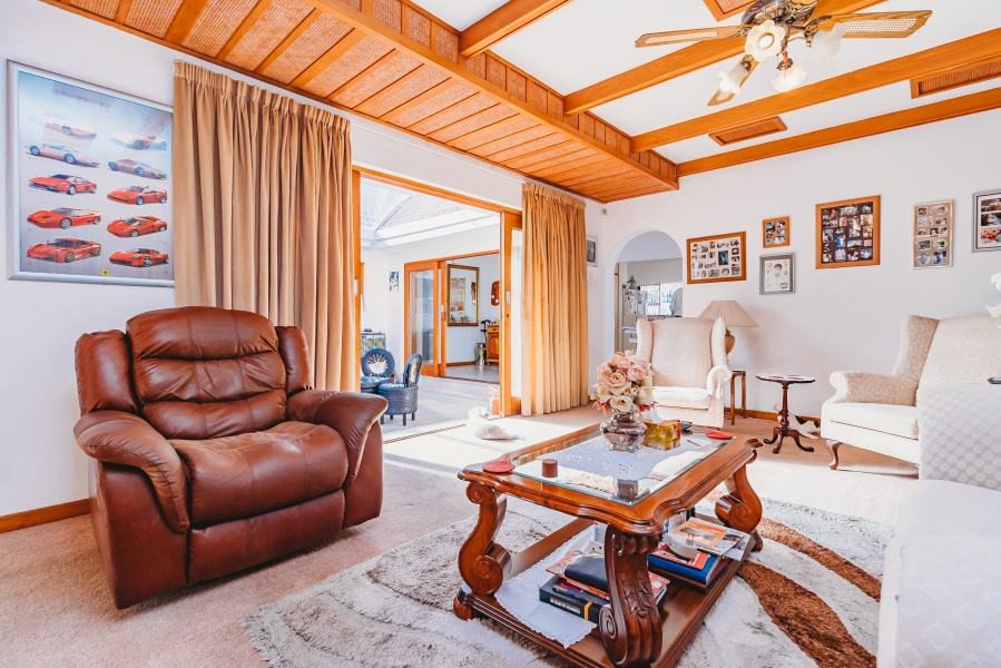 5 Bedroom Property for Sale in Heatherlands Western Cape